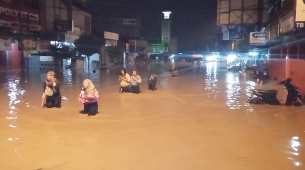 Genangan Air Lebih 50 Cm, Malam ini Dayeuhkolot Tak Bisa Dilewati Kendaraan