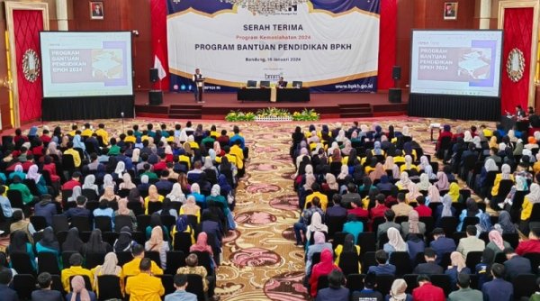 Serahkan Bea Siswa Pendidikan, Kang Haji Ace Harapan Baru Kader Muda Golkar Kab. Bandung