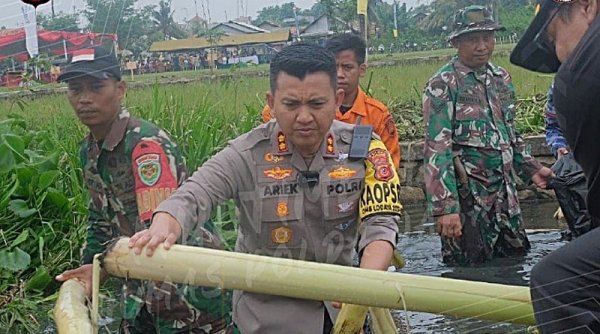 Kapolres Subang Pimpin Karya Bakti Pembersihan Kali dan Penanaman Pohon di Desa Cilamaya Girang