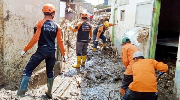 Tim Gabungan Kerja Bakti Bersihkan Endapan Lumpur dan Sampah di Lokasi Pasca-banjir