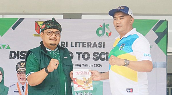Tingkatkan Literasi, Dispusip Kab. Bandung Laksanakan Giat Safari Literasi "Dispusip Goes to School"