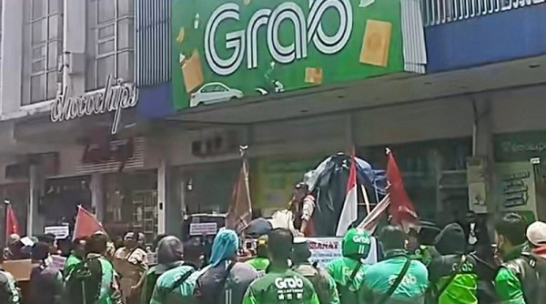 Ratusan Driver Ojol Grab Bandung Demo di Depan Kantor Manajemen, Ini Tuntutannya
