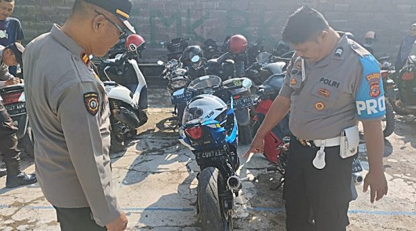 Polsek Solokanjeruk Tertibkan Kendaraan Bermotor Gunakan Knalpot Brong di Sekolah-sekolah