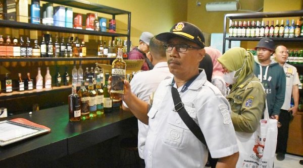Satpol PP Sita Minhol dari Toko di Surabaya Selatan yang Tak Sesuai Izin