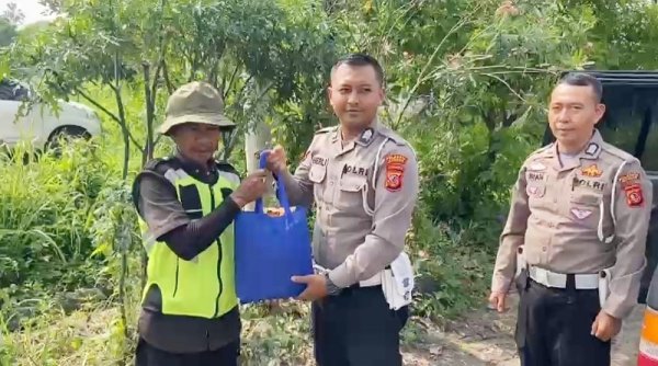 Jumat Berkah, Satlantas Polresta Bandung Bagikan Puluhan Paket Sembako