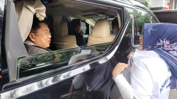 Kampanye AMIN di Tegallega Bandung, Neng Tarno Senang Bisa Ketemu JK dan Surya Paloh