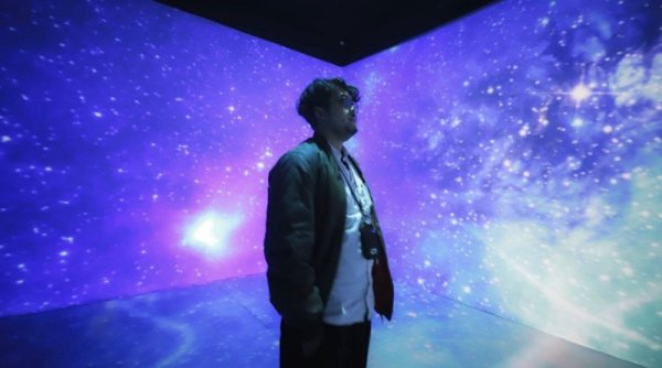 Ngonten di Kota Bandung? Coba Latar Visual Kece di Blackbox Holiday Multiverse Ini