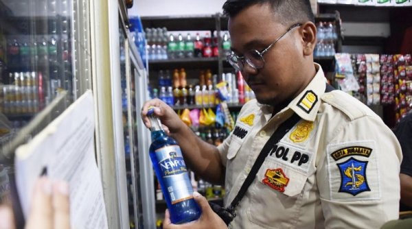 Langgar Perwali, Satpol PP Surabaya Razia Toko Kelontong yang Jual Mihol