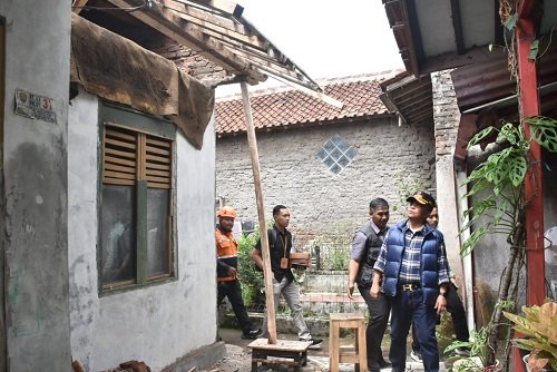 Pj Bupati Sumedang Cek Rumah Warga Pascagempa Susulan