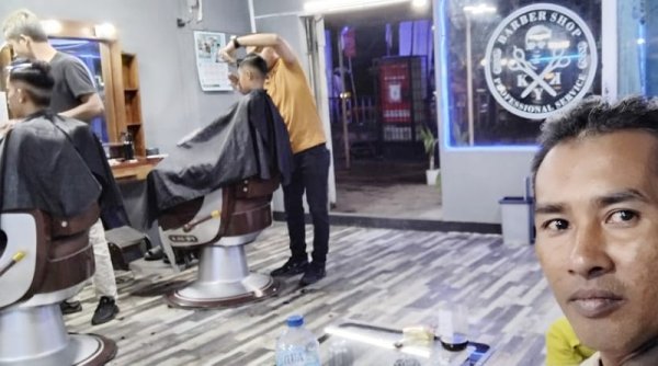 Ibu Muda di Bukittinggi Kagum saat Berada di Barber Shop KYK Simpang Mandiangin