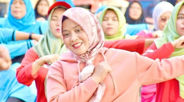 Diikuti Ratusan Peserta, Yenni Andri Warman Pimpin Senam Pagi di Agam Timur