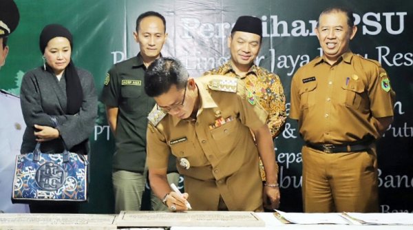Bupati Bandung Terima Pelimpahan PSU dari Dua Pengembang Perumahan di Rancaekek