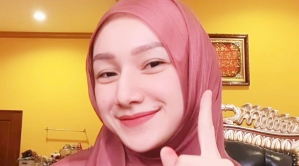 Model Cantik Indri Berharap Masyarakat Pilih Anies - Muhaimin