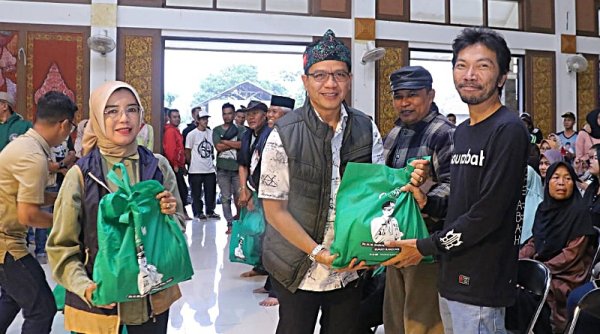 Bupati Bandung Salurkan Bantuan Paket Sembako Untuk 15.000 Seniman dan Budayawan