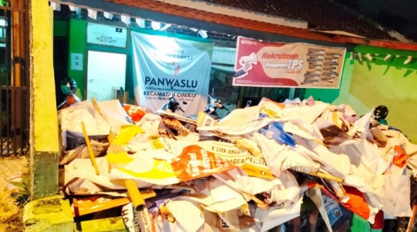 Memasuki Masa Tenang, Panwascam Ciparay Bersama Tim Gabungan Tertibkan APK