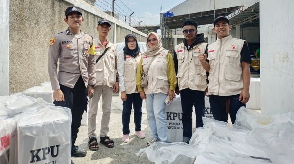 Polsek Cileunyi Kerahkan Anggota Kawal Distribusi Logistik Pemilu dari PPS ke masing-masing TPS