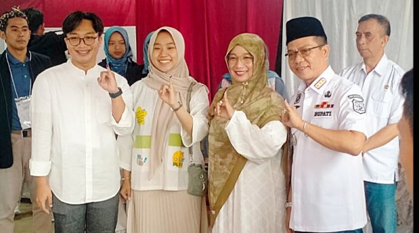 Bupati Dadang Supriatna dan Keluarga Nyoblos di TPS 37 Desa Tegalluar