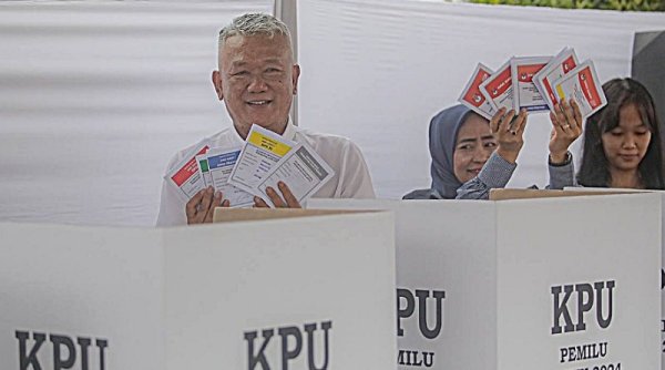Pj Wali Kota Bandung Salurkan Hak Pilih di TPS 69 Rancasari