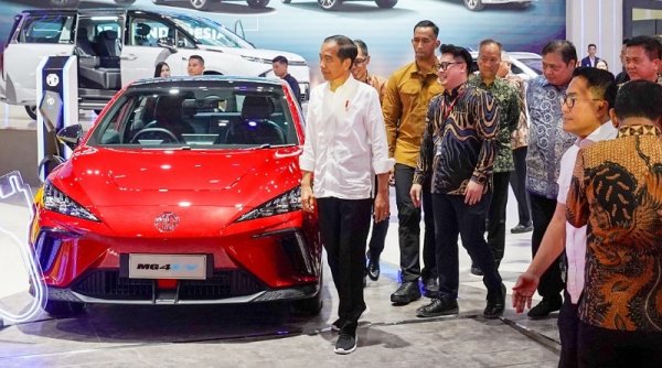 Presiden Jokowi Kunjungi Booth MG di IIMS 2024, Menyoroti Komitmen MG terhadap Mobilitas Berkelanjutan