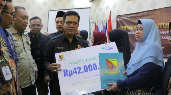 Bupati Bandung Serahkan Santunan Bagi 19 Petugas Penyelenggara Pemilu yang Meninggal Saat Bertugas