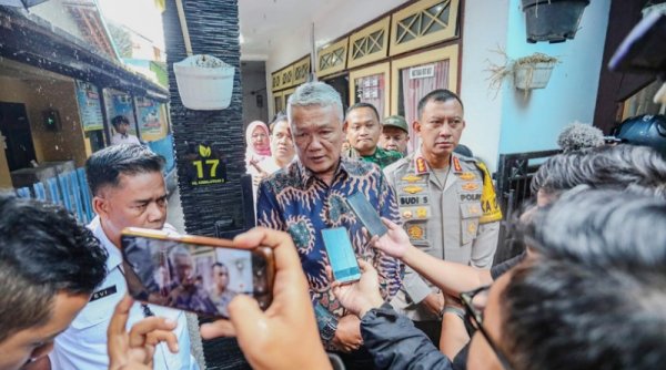 Lagi Anggota KPPS Wafat, Pj Wali Kota Bandung Takziah dan Sampaikan Duka Mendalam