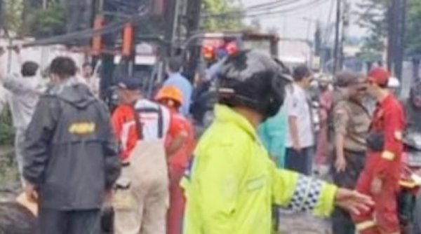 40 Petugas PLN Beraksi Cepat Atasi Mati Listrik Akibat Hujan Deras dan Angin Kencang
