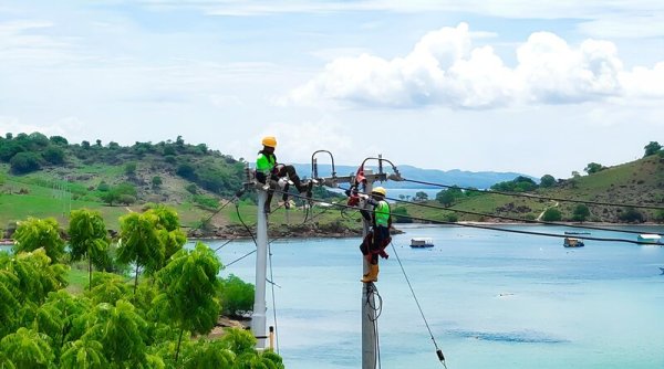 PLN Berhasil Sambungkan Listrik dari Pulau Sumbawa ke Bajo Pulau di NTB, Warga Kini Nikmati Listrik 24 Jam