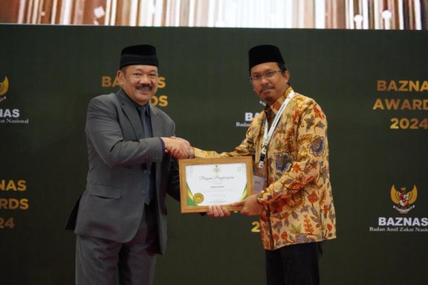 Gus Muhdlor Raih Penghargaan Pengelolaan Zakat Terbaik dari Baznas RI