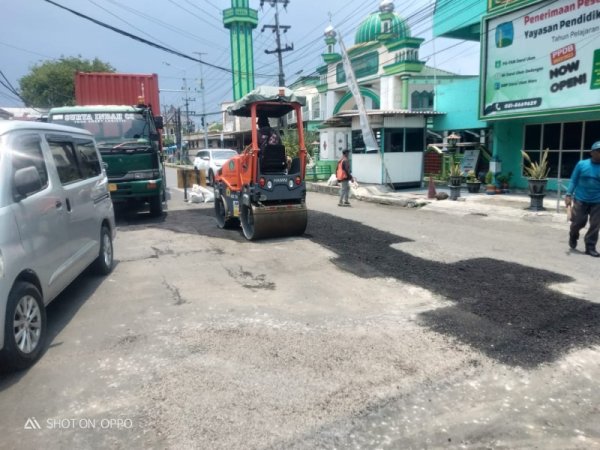 Jalan Berlubang Ruas Lingkar Timur dan Brigjen Katamso Waru Mulai Diperbaiki Dinas PU Bina Marga Sidoarjo