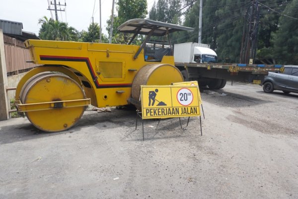 Datangkan Alat Berat, Bupati Sidoarjo Segera Perbaiki Jalan Pertigaan Kletek dan Jalan Prambon Pakerin