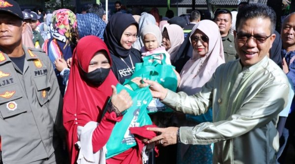 Jual Beras Rp 10.300 per Kg, Ribuan Warga Serbu Pasar Murah di Komplek Pemkab Bandung