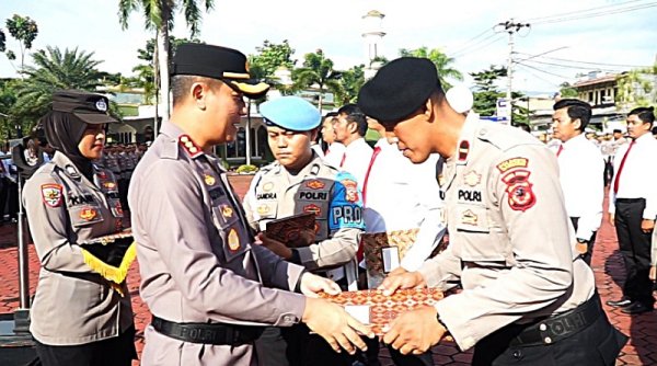 Personil Polresta Bandung dan Masyarakat Raih Penghargaan Kapolresta Bandung