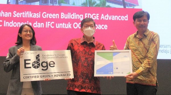 OCBC Space Raih Sertifikasi Green Building EDGE Advanced dari IFC dan GBC Indonesia atas Kontribusi Mengurangi Emisi Karbon