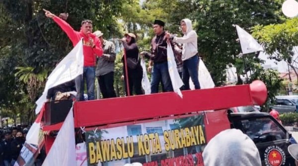 Lagi, AMI Gelar Aksi Demo ke KPU Kota Surabaya