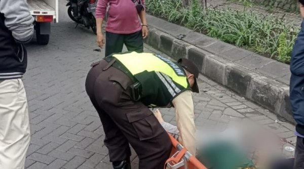 Pemotor Tewas Tertimpa Pohon Tumbang di Rungkut Industri