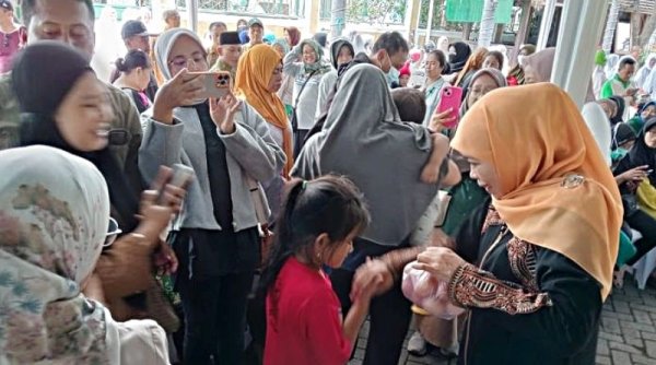 Warga Surabaya Serbu Pasar Murah di Depan Kediaman Khofifah