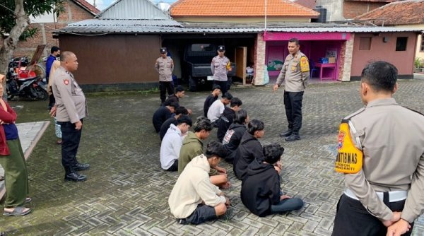 Kapolsek Menganti Amankan Belasan Pelajar yang Berkeliaran di Luar Jam Malam