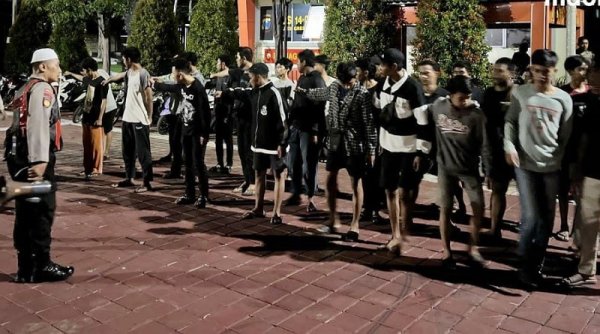 Patroli Sahur On The Road Polres Gresik Gagalkan Aksi Balap Liar di Jalan Kartini