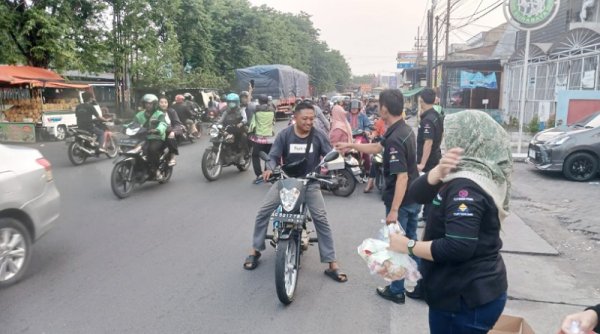 Wujud Peduli Sesama, Bank Syariah Annisa Mukti Bagi-bagi Takjil