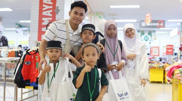 Berbagi Kebahagiaan di Bulan Suci Ramadhan, FIFGROUP Gelar Program CSR ”Tumbuh-kan Kebaikan” di Kota Balikpapan
