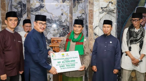 Safari Ramadan, Pemkot Bandung Bagi-bagi Bantuan untuk Da'i dan Marbot Masjid