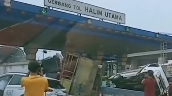 Ini Penyebab Kecelakaan Beruntun di Gerbang Tol Halim Utama