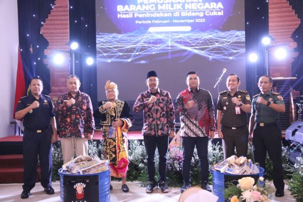 Gus Mudlor Terima Penghargaan Pelaksana Operasi Pemberantasan BKC Ilegal Terbaik 2023
