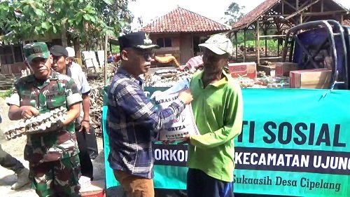 Forkopimcam Ujungjaya Salurkan Bantuan ke Warga Terdampak Abrasi Sungai Cipelang