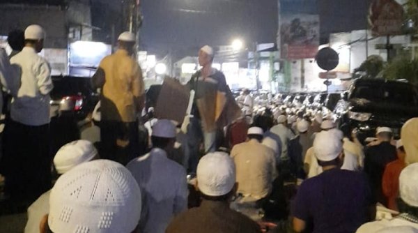 Sambut Malam 21 Ramadan, Warga Kramat Empang Tarawih Luber Sampai ke Jalan Raya