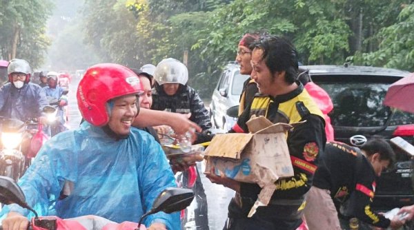 Sejumlah Mitra Driver Maxim Di Bogor Adakan Kegiatan Berbagi Takjil Gratis