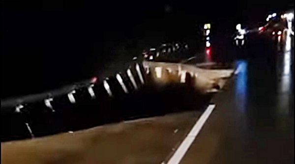 Jalan Tol Bocimi KM 64 Amblas, Ada Mobil Ikut Terperosok