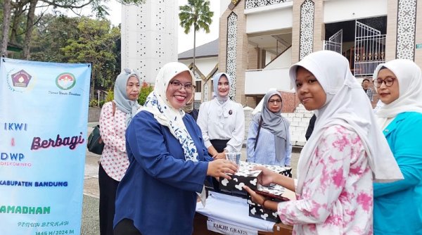 IKWI Kabupaten Bandung - DWP Diskominfo Bagikan Ratusan Takjil Gratis untuk Warga yang Ngabuburit