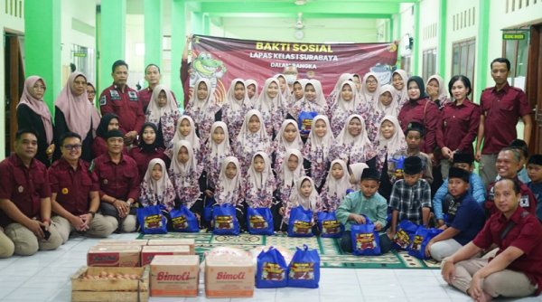 Semarakkan HBP ke-60, Petugas Lapas Porong Bagikan 200 Paket Buka Puasa Kepada Masyarakat