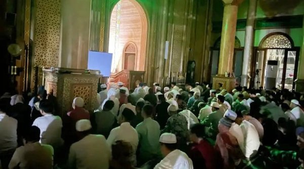 Malam Ke-27 Ramadan, Ribuan Jamaah Ikuti Qiyamul Lail di Masjid Ash-Shoobiriin Surabaya